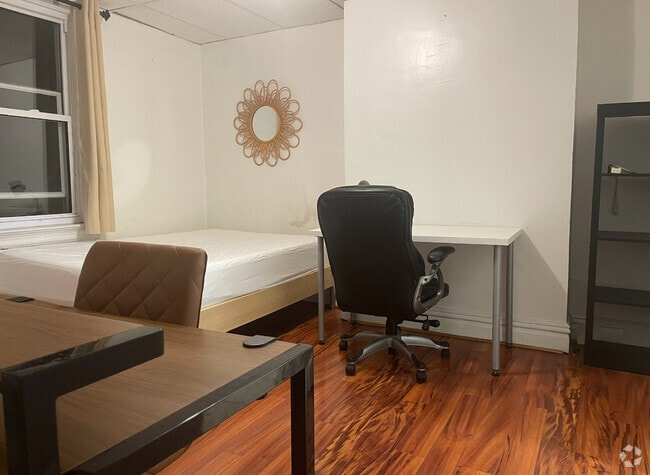 Building Photo - 224 Morewood Ave Unit 1- Summer Studio Rental