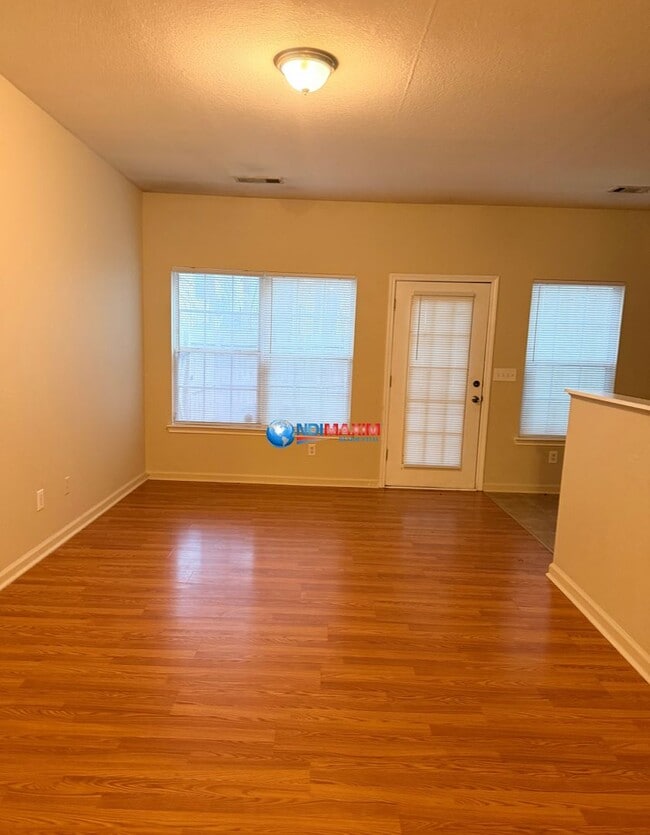 Photo - Spacious 3-bedroom townhouse in Riverdale