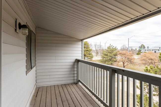 2BR, 1BA - 850SF