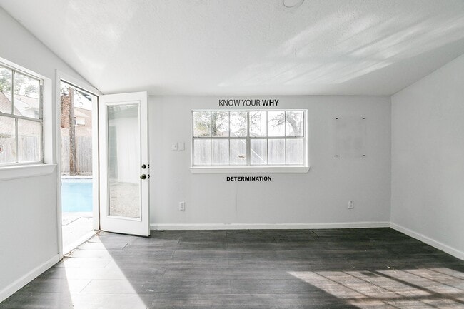 Building Photo - 6002 Greenmont Dr