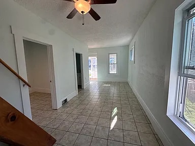 Photo - 253 Curtice St E