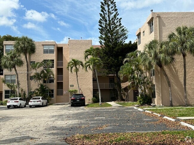 Building Photo - 9410 Live Oak Pl Unit 305 Rental