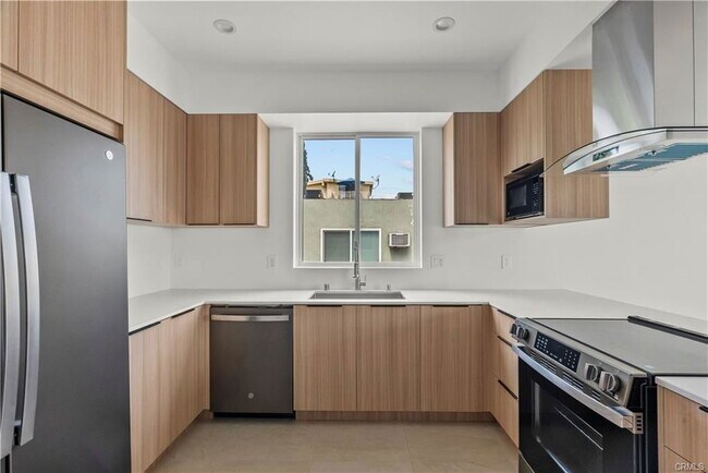 Building Photo - 13942 Vanowen St