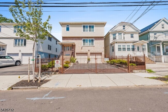 Photo - 937 Grove St