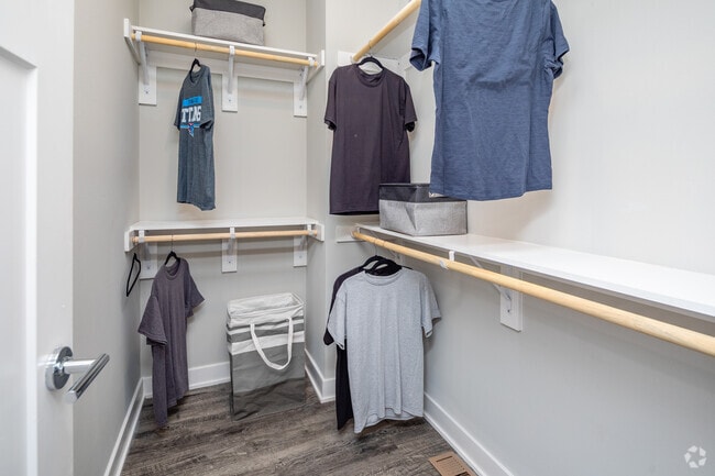 3BR, 3.5BA - Carothers - 1,803SF - Walk-In Closet