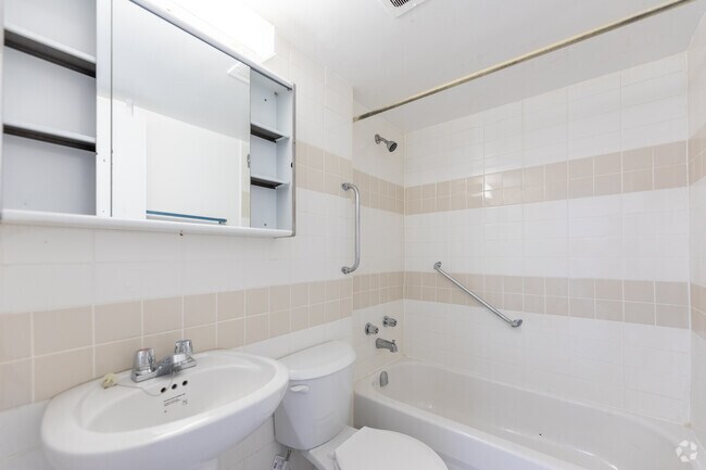 1BR, 1BA - Bathroom - 260 Wellesley St E