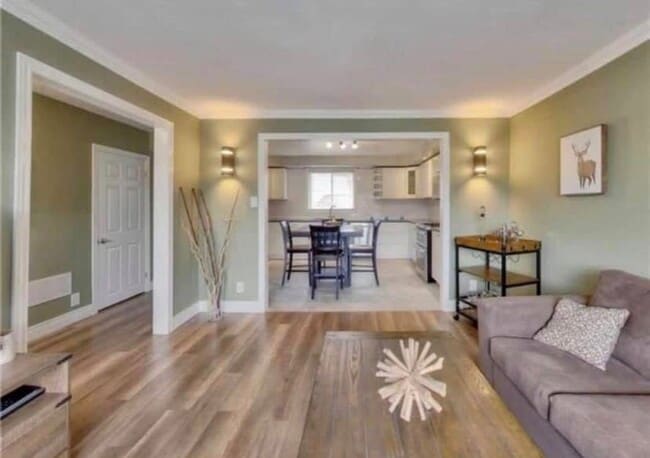 Photo - 221 Maplegrove Av