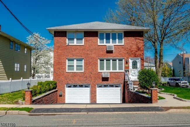 Photo - 887 Hobson St