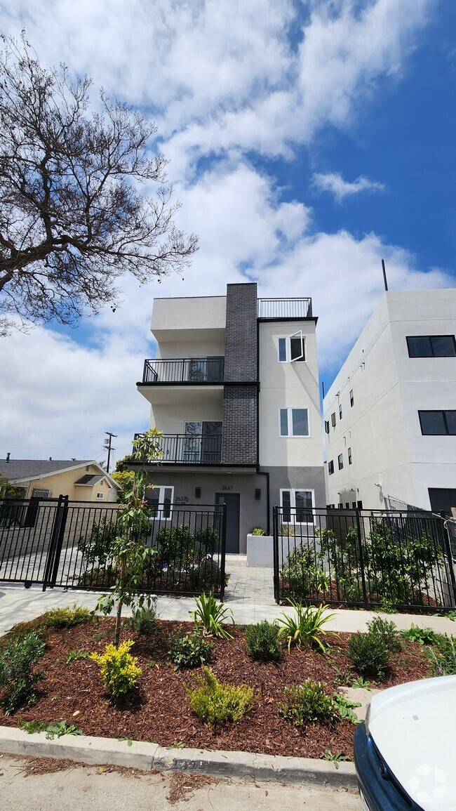 Building Photo - 2637 S Cochran Ave Unit 2637 Rental