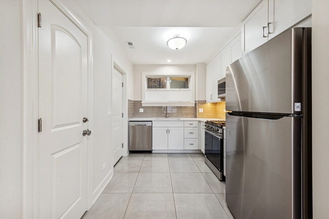 Building Photo - 2705 W Ardmore Ave Unit 1st Floor