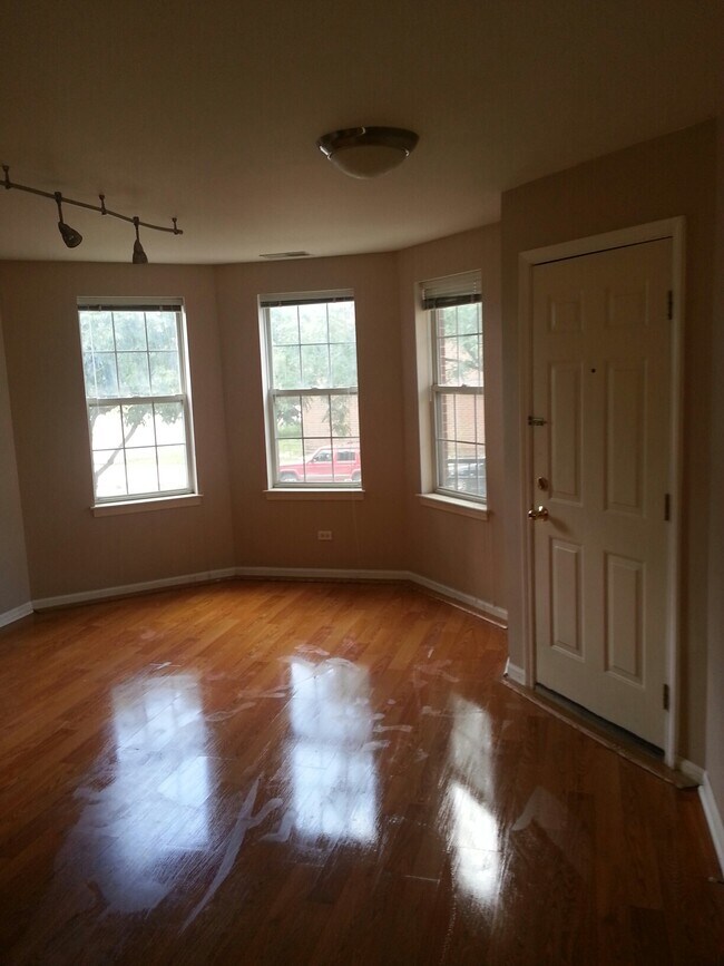 Living Room - 1453 N Larrabee St Unit B