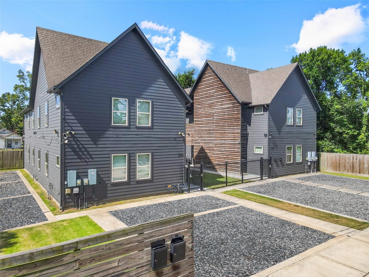 Photo - 3424 Tuam St