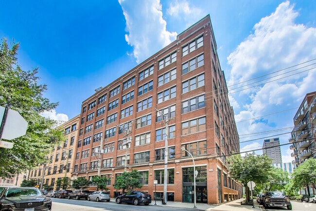 Building Photo - 913 W Van Buren St Unit 6E Rental
