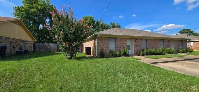 Building Photo - Beautiful 2-Bedroom Duplex in Longview! Co... Rental