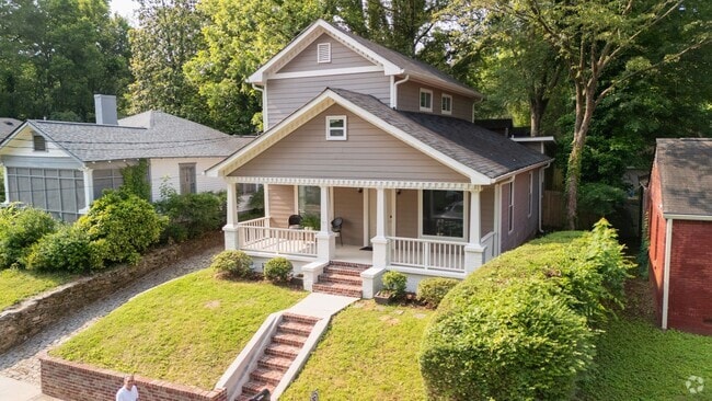 Building Photo - Spacious 4/3.5 w/ Master on Main and Fully... Rental