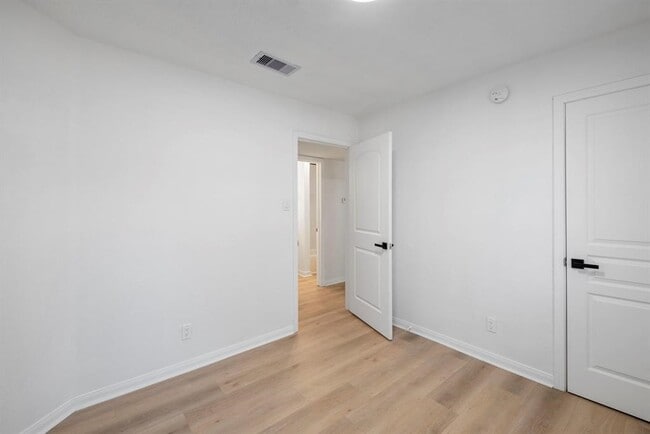 Building Photo - 700 Lyle W Ave Unit A