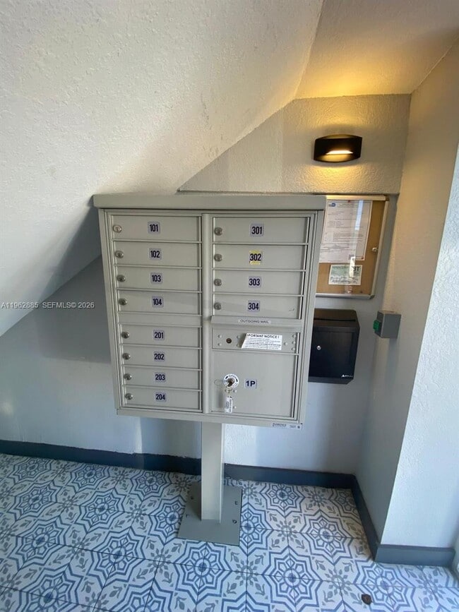 Building Photo - 628 SW 16th Ave Unit 204