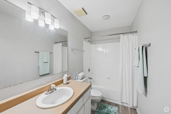2BR, 1.5BA Townhouse - 1,026SF - Bathroom