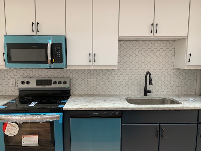 View of kitchen space. Please note that the unit is under construction. Appliances are stainless. - 210 E Grace St Apartamentos Unidad 203