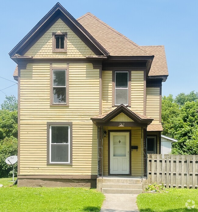 Building Photo - 712 W Douglas Ave Rental