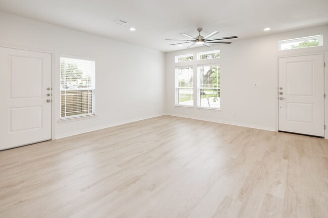 Photo - 2106 Crest St