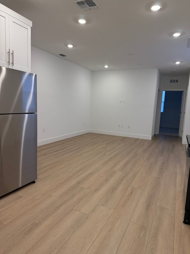 Sala de estar - 1467 N Girardi Dr