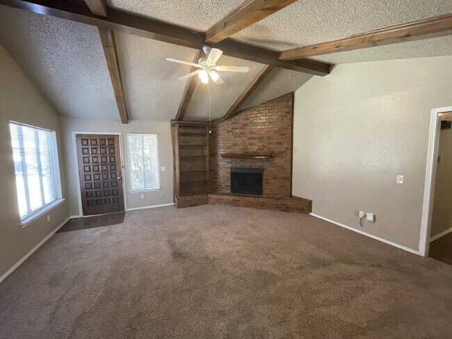 Quiet secluded duplex with great access to... - Quiet secluded duplex with great access to... Apartment