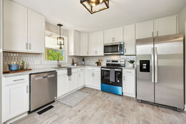 Building Photo - Sango Beauty With Finished Basement! Rental
