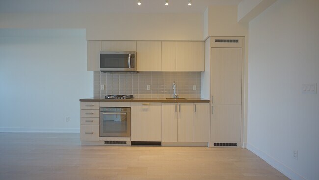 Photo - 501-501 St Clair Ave W