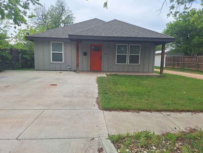 Building Photo - 3 bedroom, 2 bath