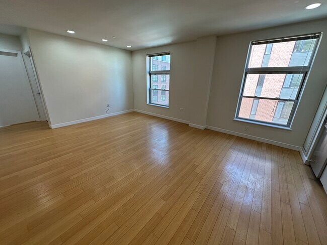 Building Photo - 591 Albany St Rental