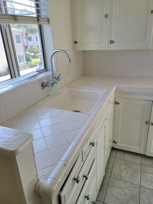 Kitchen - 5112 E First St Unit 5112