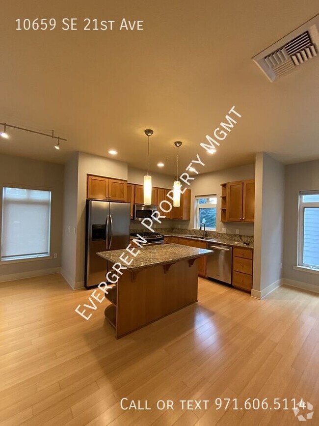 Building Photo - Conveniently Located Townhome With Bonus O...