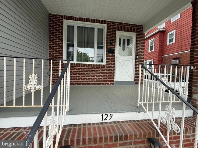 Building Photo - 129 Clearfield Ave