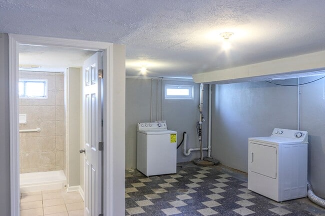 Building Photo - 3 bedroom, 2 bath Ranch with a partially finished basement