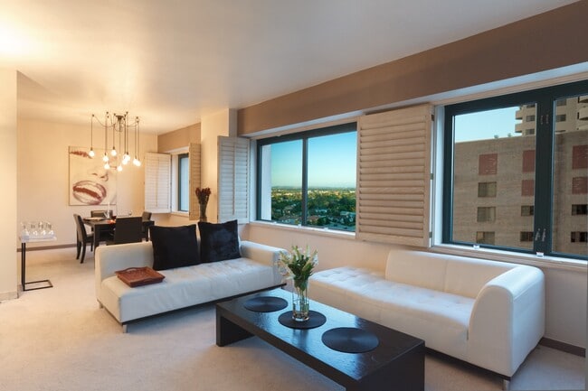 living room / dining room - 10520 Wilshire Blvd Unidad #1207 Rental