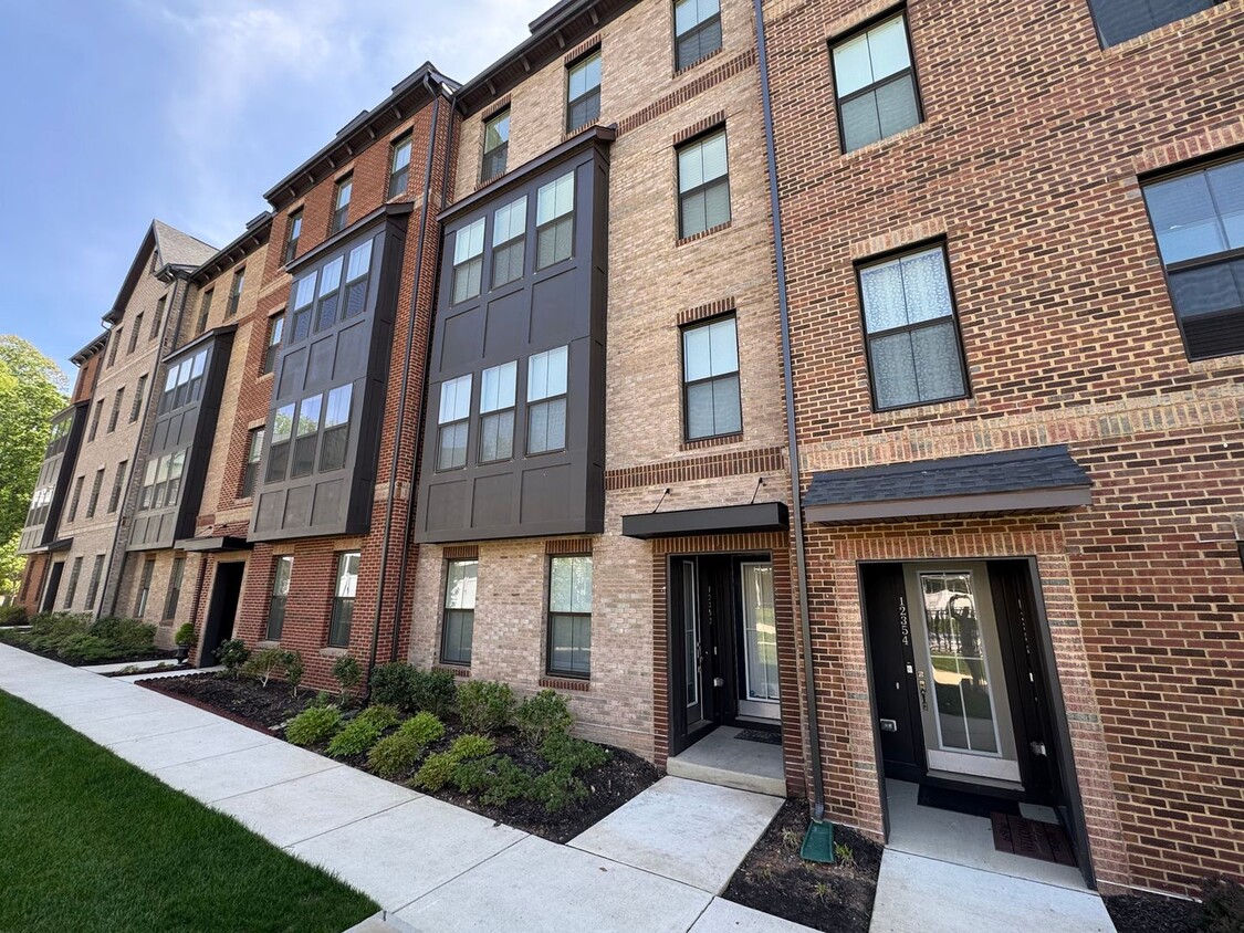 Luxurious 3 Bed 2.5 Bath Interior Townhome... - Luxurious 3 Bed 2.5 Bath Interior Townhome...