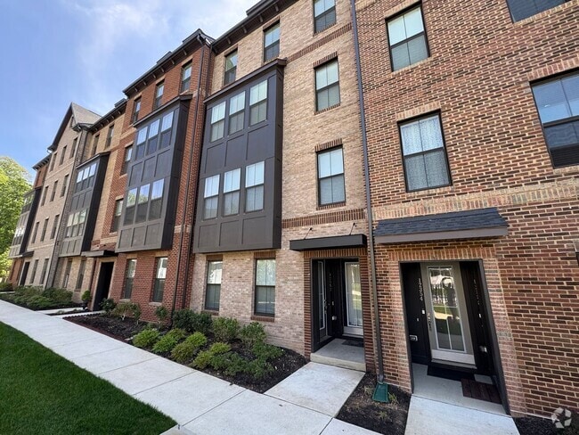 Building Photo - Luxurious 3 Bed 2.5 Bath Interior Townhome...