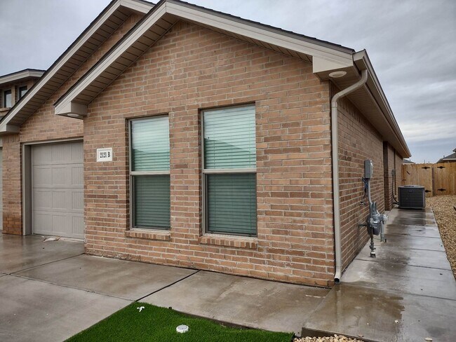 Building Photo - 2121 N Jayton Ave Unit B