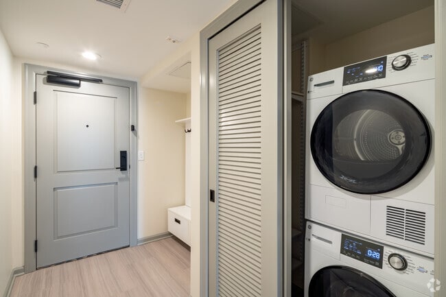 Studio - Mahogony - 595 SF