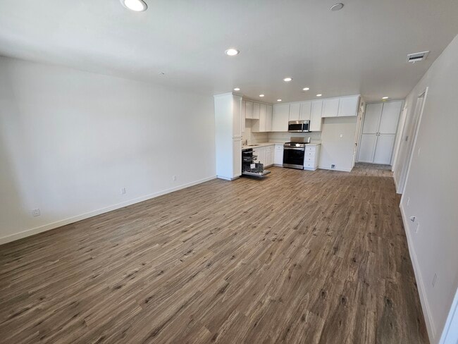 Building Photo - 1137 Sumner Ave Unit 6