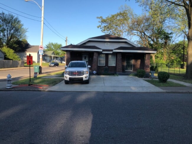 Building Photo - 1102 College St