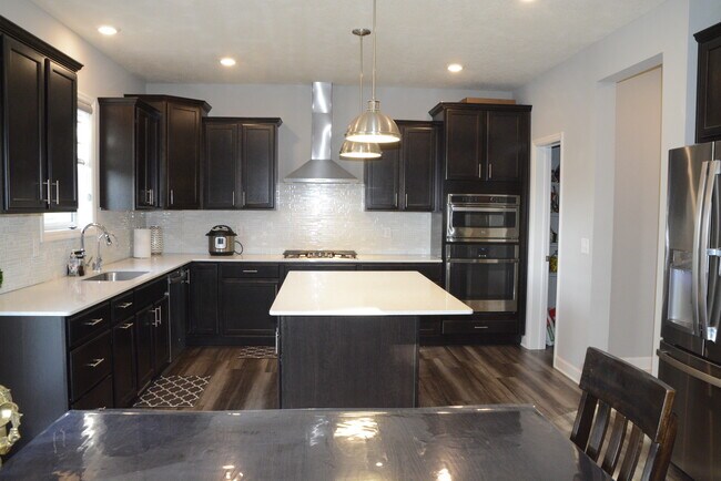 Photo - 1566 Edgebrook Ln