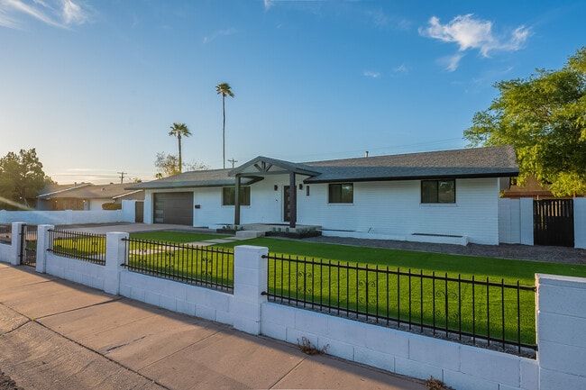 Frente #2 - 126 E Palmcroft Dr