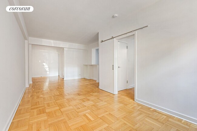 Photo - 57 Montague St