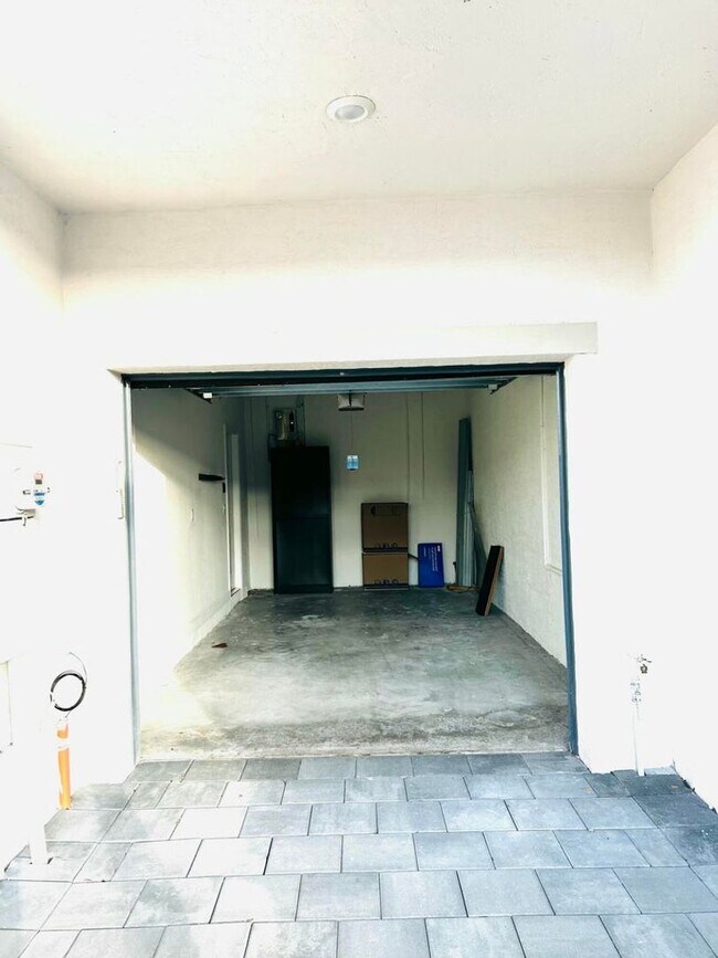 542 SW 19th Ter