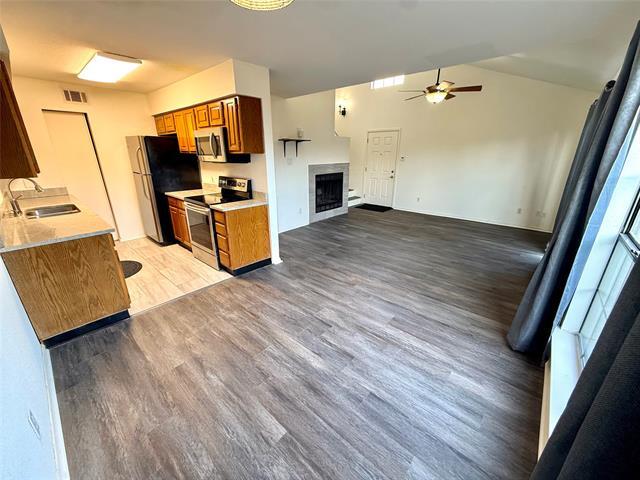 Photo - 330 W Harwood Rd