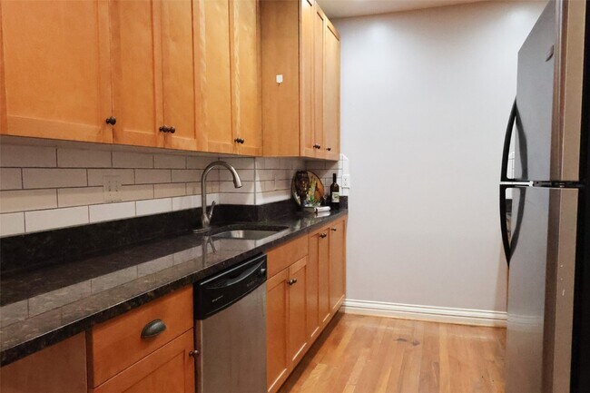 Photo - 757 Syracuse Ave Unit 1N