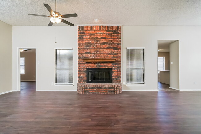 Photo - 812 Ironsides Ln