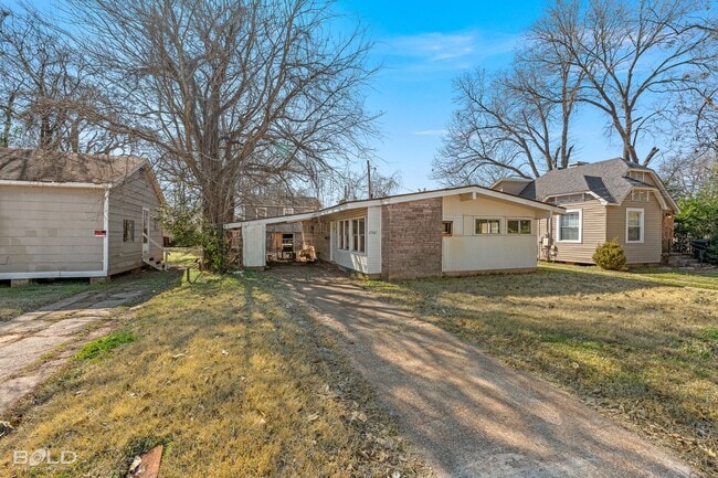 Photo - 2560 Lamar St